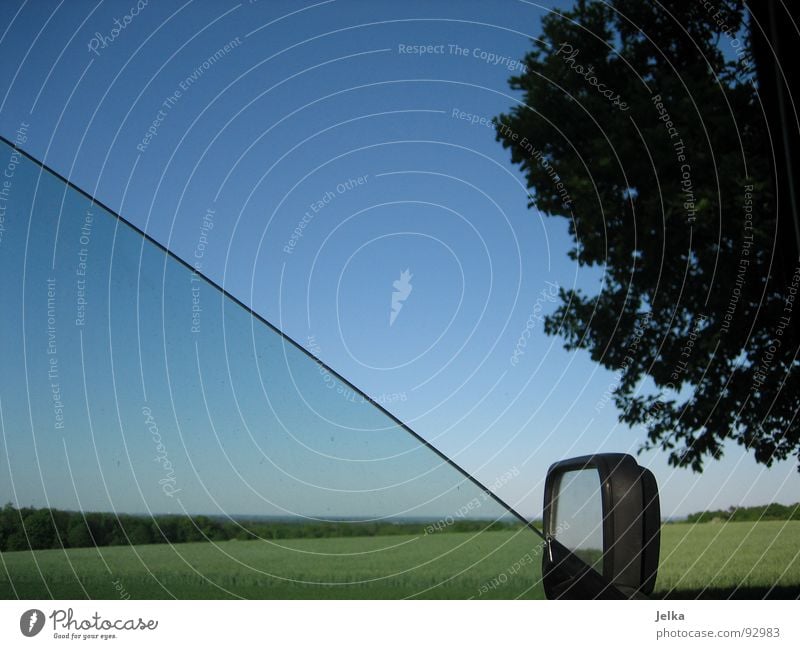 der totale durchblick Himmel Wolkenloser Himmel Baum Wiese Feld Autofahren PKW blau grün Wagen Rückspiegel Blauer Himmel Klarer Himmel Autofenster offen