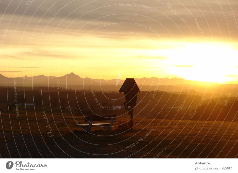 Sonne geht Sonnenuntergang Physik gelb rot Wegekreuz Allgäu Dämmerung Sonnenstrahlen Trauer Erinnerung Bergkette Sehnsucht Heimweh ruhig Berge u. Gebirge Wärme