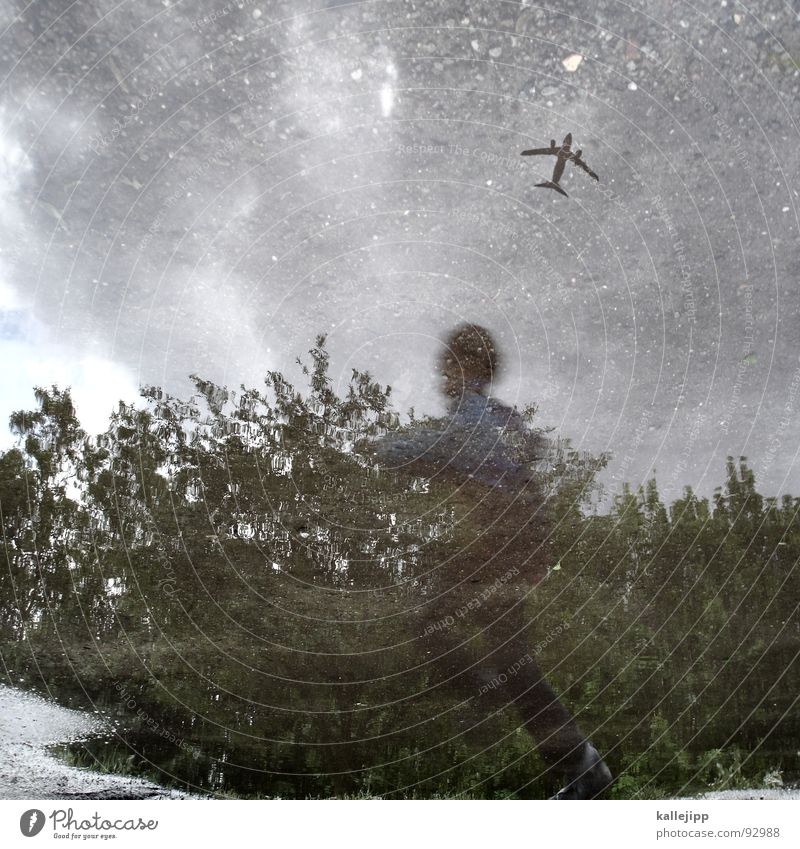 traum vom fliegen Pfütze Flugzeug Kind Abdeckung springen Jacke Reflexion & Spiegelung Spiegelbild Düsenflugzeug Flugzeugstart abgehoben Passagierflugzeug