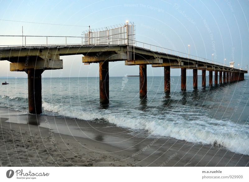 close Ferne Strand Meer Landschaft Himmel Wolkenloser Himmel Sommer Wellen Küste Bulgarien Menschenleer Hafen Brücke Bauwerk Architektur Stahl Rost alt dreckig