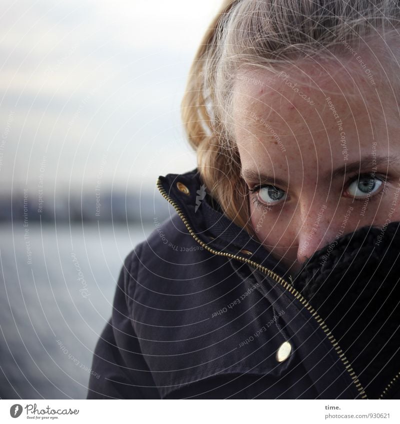 . feminin Junge Frau Jugendliche Auge Blick 1 Mensch Himmel Horizont Skyline Hafen Jacke blond beobachten warten schön Überraschung Heimweh Erschöpfung Hemmung