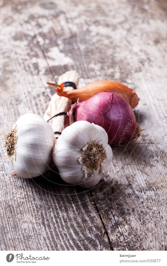 Knofi Lebensmittel Gemüse Ernährung Bioprodukte Billig gut Ehrlichkeit aromatisch bio Knoblauch Knolle Knoblauchknolle Zwiebel Schalotten Holzbrett rustikal