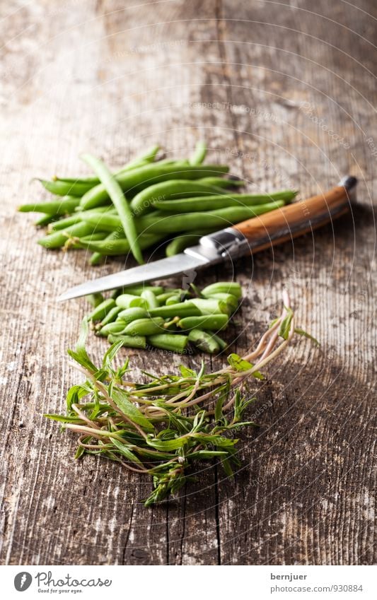 Schnipseln Lebensmittel Gemüse Bioprodukte Vegetarische Ernährung Billig gut Bohnen roh Messer schneiden Bohnenkraut Kräuter & Gewürze Holzbrett rustikal