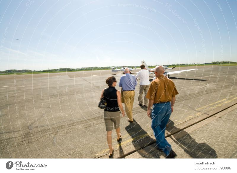 flugfeld mühlheim Flugplatz Rollfeld Passagier Sommer Tourist Flughafen Mensch Ausflug charterflug