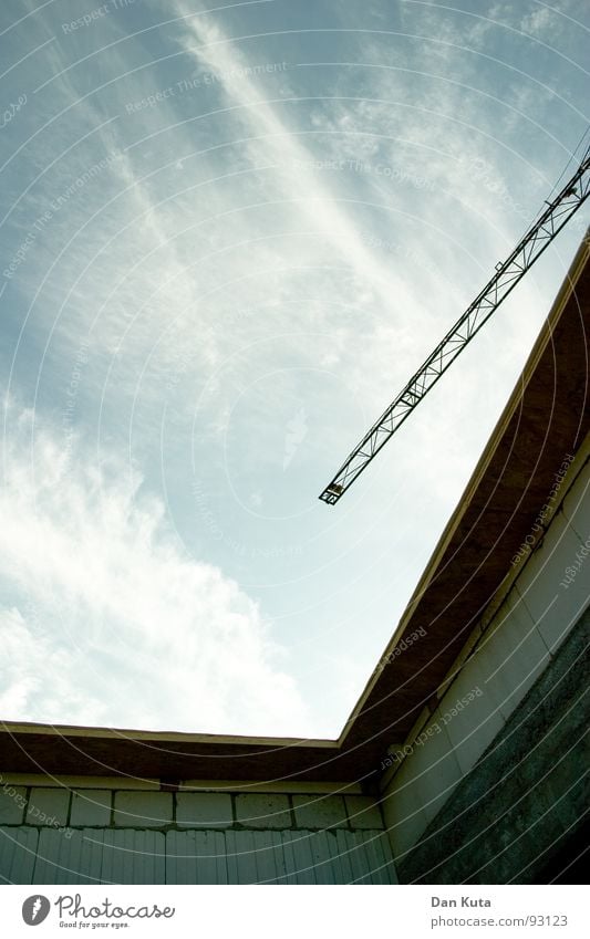 Hausarbeit Hausbau Richtfest Beton Kran Balkon Froschperspektive Ferne Wolken Gemälde Baukran zerbrechlich Wand Mauer Mörtel Baustelle Dach Flachdach modern