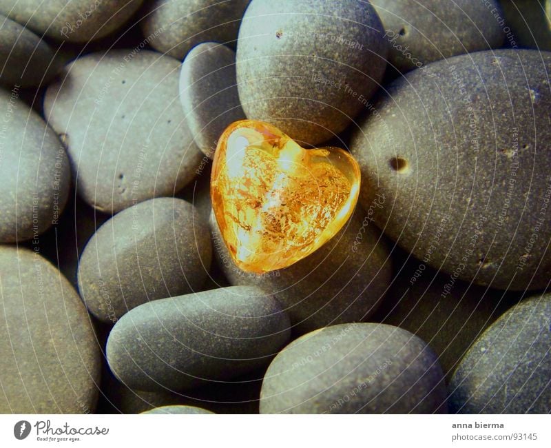 heart of glass harmonisch Natur Stein Glas Herz glänzend Liebe leuchten schön gelb gold grau Glück Lebensfreude Warmherzigkeit Sympathie Freundschaft