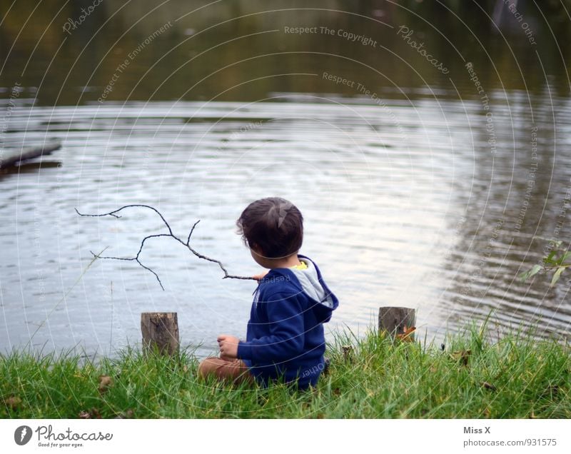 Zwerg am See Freizeit & Hobby Spielen Kinderspiel Ausflug Abenteuer Mensch maskulin Kleinkind Junge Kindheit 1 1-3 Jahre 3-8 Jahre Küste Seeufer Flussufer Teich