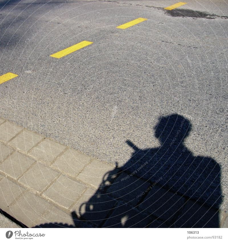 STOISCHES ZWISCHENBILD Fahrbahnmarkierung Fahrrad Asphalt Mangel Verkehrswege Mann obskur Straße Schatten Stein selten schönheit ist relativ