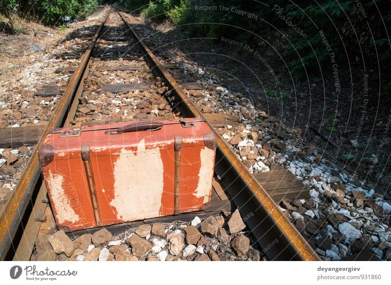 Vintage-Koffer für Eisenbahnstraße und Tunnel Ferien & Urlaub & Reisen Tourismus Ausflug Abenteuer Ferne Landschaft Verkehr Straße Leder alt fallen warten retro