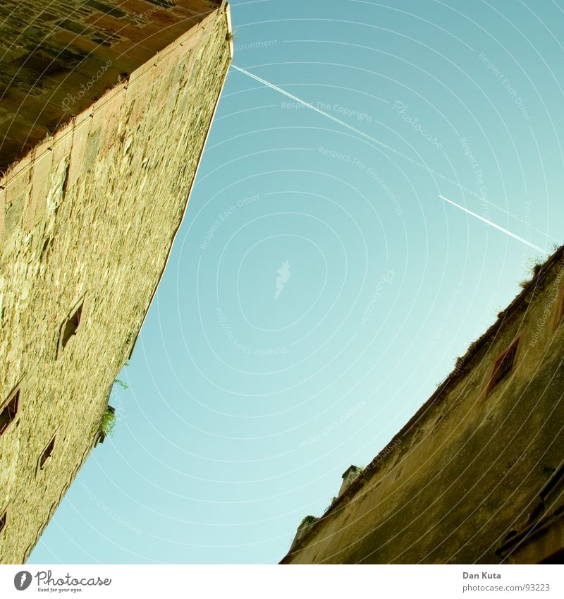 Durch diese hohle Gasse ... Ruine Festung Wand Mauer steinig Durchgang Kondensstreifen Flugzeug Quadrat Zufriedenheit diagonal dunkel historisch Stein gemauert