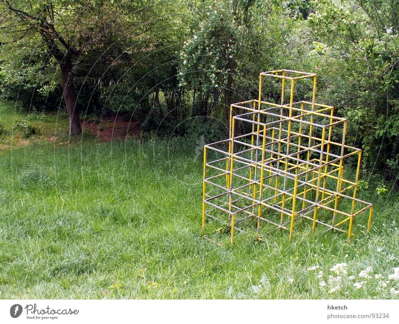 Kinderparadies Spielen Spielplatz Wiese verfallen Vergänglichkeit Klettern Klettergerüst Metallstreben kein Sandkasten trist Einsamkeit Langeweile Gebrüll