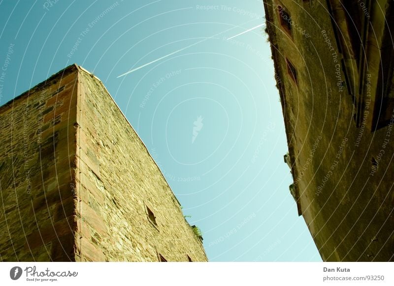 Stein auf Stein Ruine Festung Wand Mauer steinig Gasse Durchgang Kondensstreifen Flugzeug Quadrat Zufriedenheit diagonal dunkel Koblenz historisch gemauert