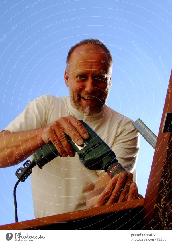 Ludger - Happy Handwerker Heimwerker Arbeiter Fachmann Arbeit & Erwerbstätigkeit Baumarkt bohren Bohrmaschine Akkuschrauber festhalten Werkzeug Holz Freude