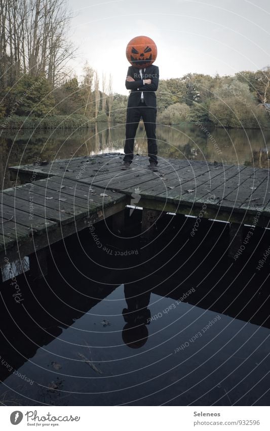 it is Halloween Basteln Karneval Mensch Mann Erwachsene 1 Park Teich See Maske gruselig Kürbis verkleiden Farbfoto Außenaufnahme Ganzkörperaufnahme