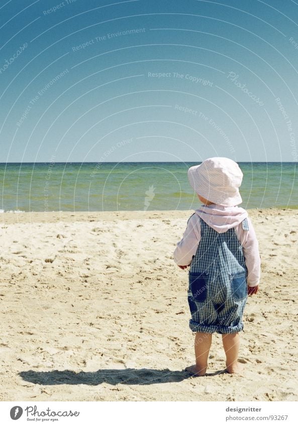 Sandparadies 3 Meer Strand Sommer Kind Latzhose Mädchen See Arbeitsanzug Ostsee Küste Wasser Beine Fuß Hut baltic see water child legs feet hat