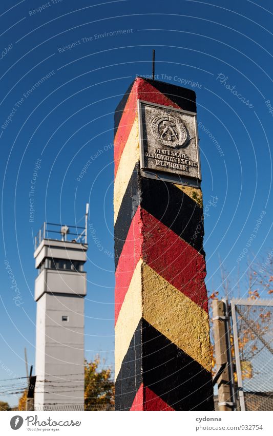 Bis hierhin ... Bildung Wolkenloser Himmel Herbst Turm Ende Freiheit Gesellschaft (Soziologie) Identität Kontrolle Macht Schutz Sicherheit Trennung Überwachung