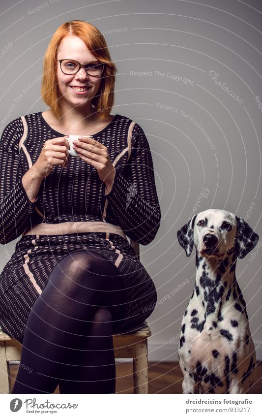 Mensch, Hund und eine Tasse Kaffee Stuhl feminin Frau Erwachsene Strumpfhose rothaarig Tier Haustier Lächeln lachen sitzen trinken warten sportlich elegant