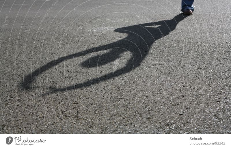 Balett im Freien springen Asphalt grau schwarz Freizeit & Hobby drehen Schweben Sommer Ausgelassenheit ruhig Silhouette Finger genießen leicht Leichtigkeit