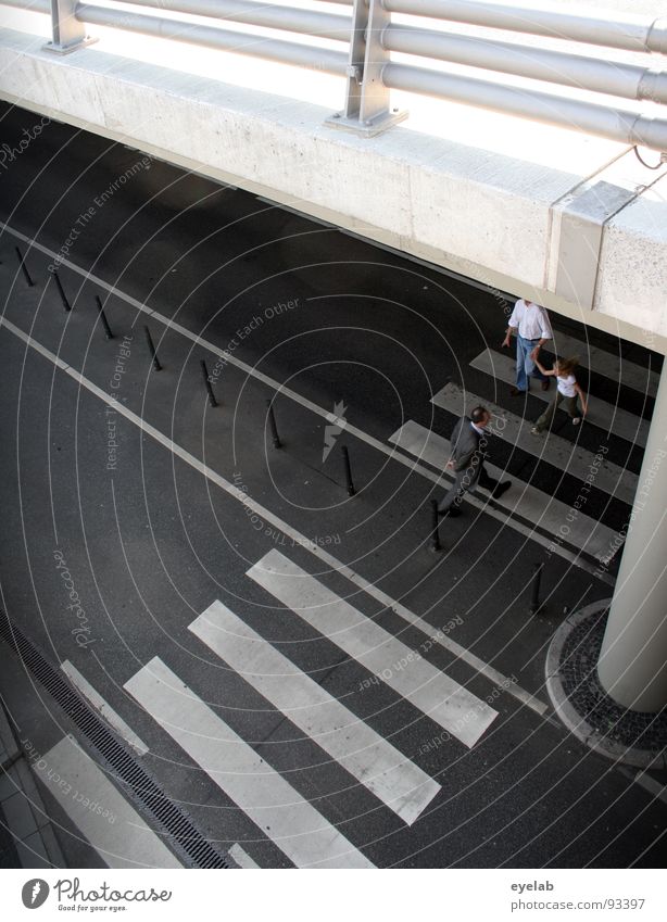 Unterwanderung grau weiß Beton Teer Fußgänger schwarz Zebrastreifen Autobrücke Verkehr Sicherheit Säule Gebäude parken Parkplatz Garage Parkhaus wandern gehen