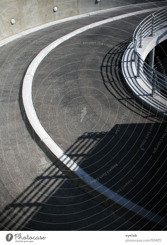 Der gerade Weg ist nicht immer der beste ! Teer Beton Wand Stahl grau Streifen Fahrbahn Fahrbahnmarkierung rund Verkehr Tiefgarage Parkhaus parken