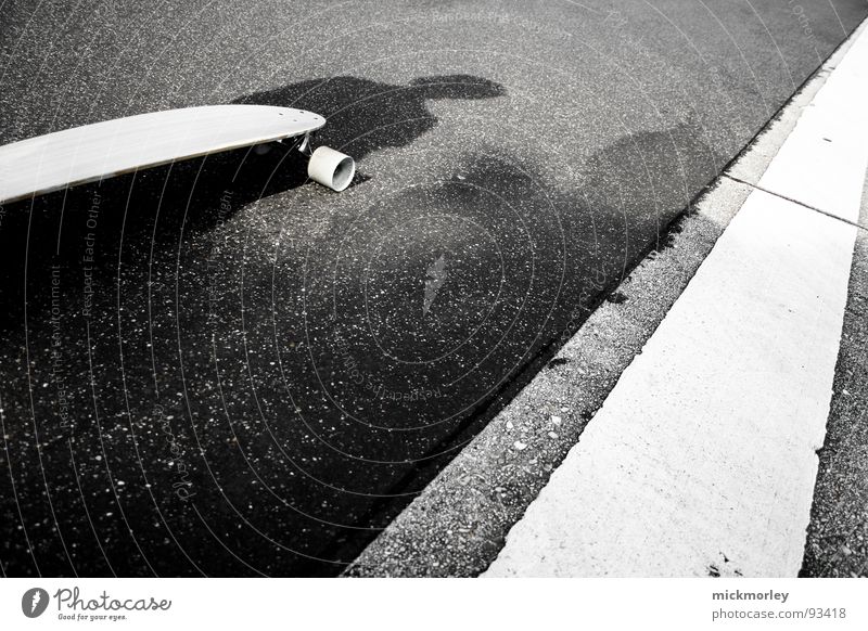 Longboard Skateboarding lässig Sport Spielen Schatten Holzbrett Straße Perspektive Pink as a Panther Street Coolness Schwarzweißfoto