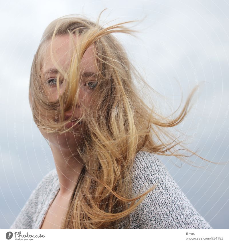 Frau mit verwehten Haaren feminin Junge Frau Jugendliche 1 Mensch Himmel Wetter Pullover blond langhaarig beobachten Blick Coolness rebellisch wild Kraft