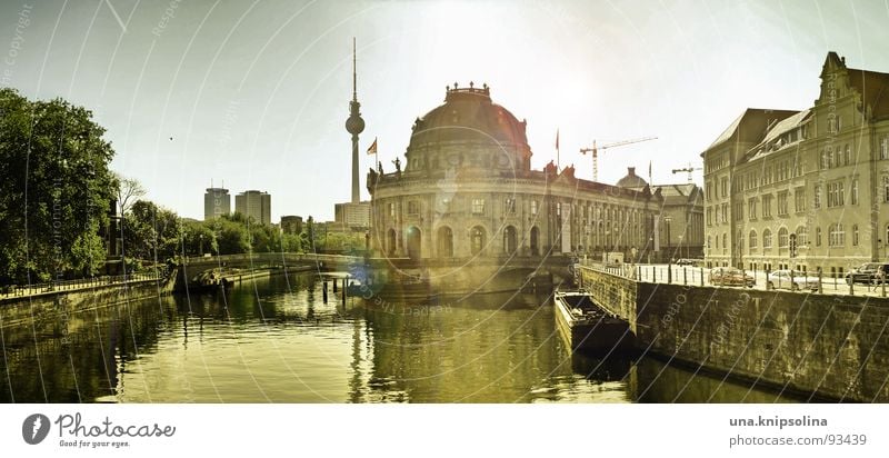 museumsinsel Sonne Hauptstadt groß Museumsinsel Spree Berlin monbijou brücke Mitte Berliner Fernsehturm telespargel Panorama (Bildformat) Farbfoto