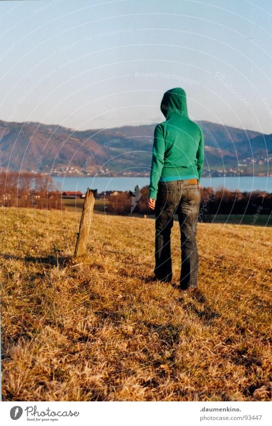 I have a dream. Wiese Gras See Hügel Attersee Baum Sträucher Hose Pullover Kapuze Kapuzenpullover Denken Herbst Trauer Gedanke verträumt träumen Dame Wasser