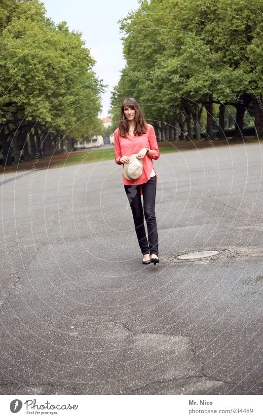 hello. Lifestyle feminin Junge Frau Jugendliche 1 Mensch 18-30 Jahre Erwachsene Umwelt Park Hemd Hut brünett langhaarig gehen dünn Allee Asphalt beobachten