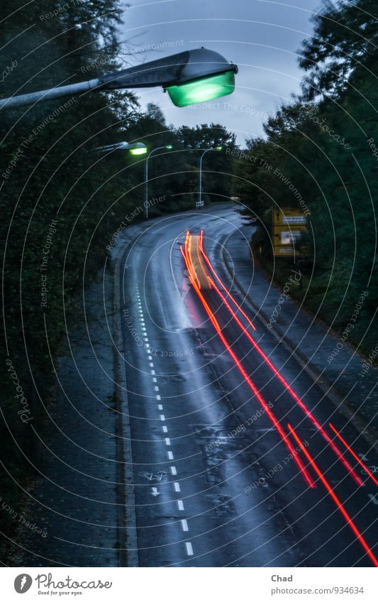 Lampen Straße Herbst schlechtes Wetter Regen Verkehr Verkehrswege Straßenverkehr Autofahren Fahrradfahren Fahrzeug PKW blau grün rot Geschwindigkeit nass feucht