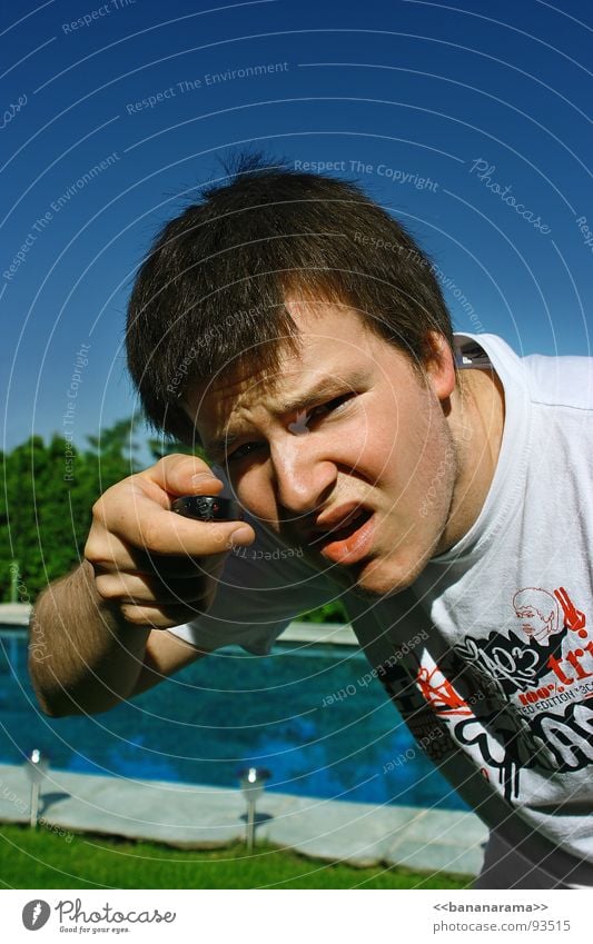 Ich klick dich an Auslöser Schwimmbad Fotografie Wiese Mann Gesicht Schnauze Wange Vordergrund Hintergrundbild Ferien & Urlaub & Reisen Sommer Wasser Himmel man