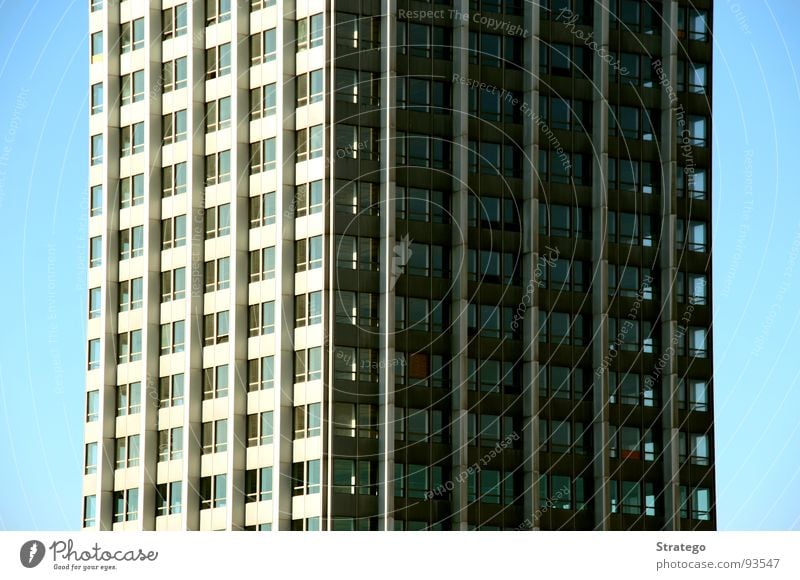 Nachmittags im Büro... Hochhaus Fenster Arbeit & Erwerbstätigkeit Wohnung Wohnhochhaus Raum Sessel Etage Himmel blau Plattenbau pulen Baustelle Fahrstuhl Treppe