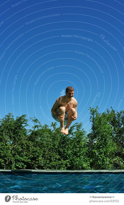 Bommbeee! Sommer Schwimmbad Erfrischung springen Mann Sträucher Ferien & Urlaub & Reisen Freude Päckli Arschbombe spritzen Wasser Schwimmen & Baden Himmel blau