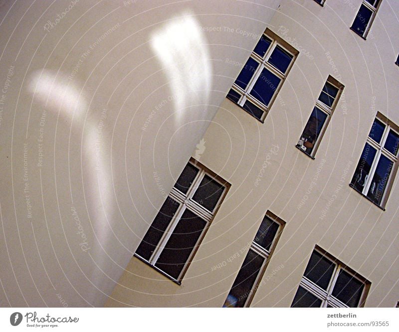 Tendenz Haus Fassade Stadthaus Mieter Vermieter Widerspruch abgelehnt Fenster Fensterfront Reflexion & Spiegelung Zufriedenheit Sehnsucht Trauer Hoffnung