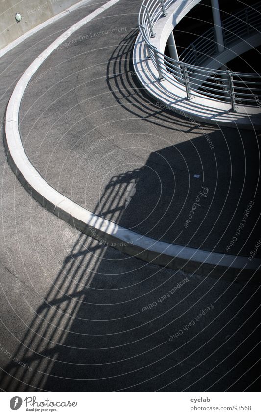 Rein ins Bild und gleich wieder raus Teer Beton Wand Stahl grau Streifen Fahrbahn Fahrbahnmarkierung rund Verkehr Tiefgarage Parkhaus parken Straßenverkehr