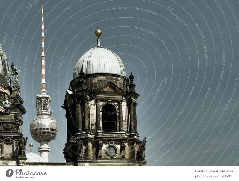 Himmelblau grün Dach Helm dunkel Platz Wolken Kuppeldach Antenne rot weiß Beton Naturstein Wahrzeichen Denkmal müze Stein Metall Dom Turm Berlin Alex Alexander