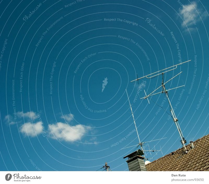 Die Funk-Füchse Antenne CB-Funk Funktechnik Fernsehen Pro7 Dach Backstein Wolken Kumulus Verlauf Radio ARD ZDF RTL SAT 1 Schornstein Himmel Schönes Wetter blau