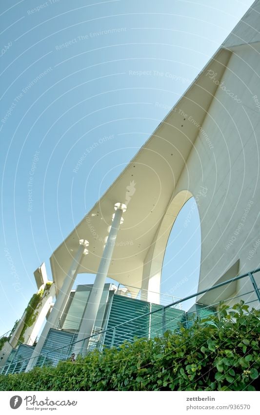 Bundeskanzleramt Architektur Berlin Bundeskanzler Amt Hauptstadt Regierungssitz wallroth Spreebogen bau Bauwerk Beton Neigung Linie Froschperspektive Säule Loch