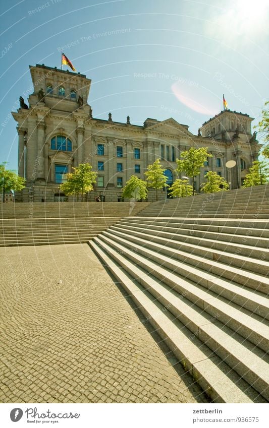 Bundestag Architektur Berlin Deutscher Bundestag Hauptstadt Regierungssitz Treppe Freitreppe Himmel Sonne Gegenlicht Fassade Sommer Gebäude Hochhaus