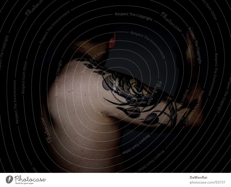 Arm dran 1. Farbfoto Gedeckte Farben Innenaufnahme Akt Textfreiraum links Textfreiraum unten Nacht Blitzlichtaufnahme Oberkörper Wegsehen maskulin Mann