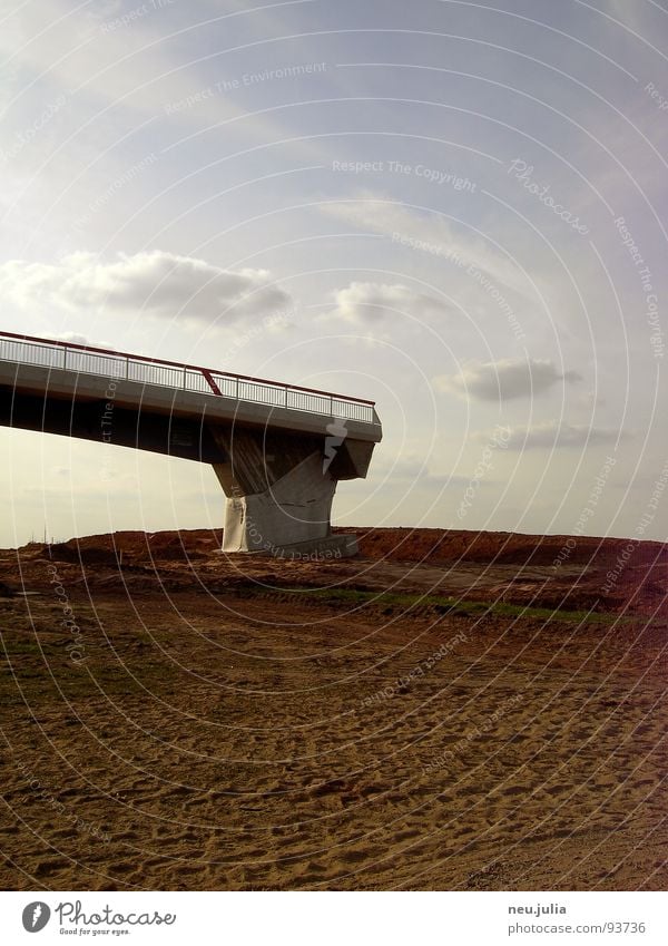 fußgängerzone Baustelle Feld braun Am Rand Brücke leer Erde Spuren Ende Architektur