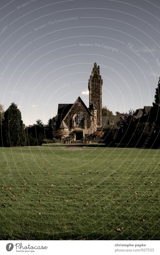 Allerheiligen Wolkenloser Himmel Garten Park Wiese Stadt Menschenleer Kirche Bauwerk Gebäude Architektur Mauer Wand Sehenswürdigkeit dunkel gruselig Tod Kapelle