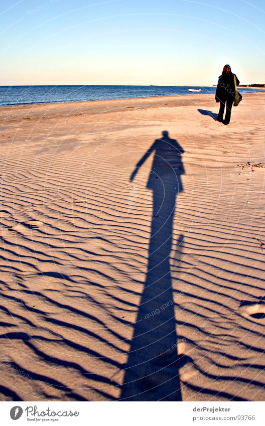 Was vom Tage übrig blieb... Meer Strand Mann Frau Stalking schwarz Mantel Hose Skulptur Gefühle Schatten Verfolgung Stranddüne blau Himmel Kontrast Ostsee Linie