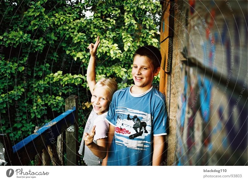 sep 002 Kind Fröhlichkeit Finger Baumhaus Geschwister Nische Tiefenschärfe Eindruck grün Sommer Freundschaft Zärtlichkeiten heiter Detailaufnahme Freude