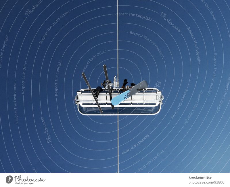 skiluft II Wintersport Skifahren Sesselbahn Skifahrer Winterurlaub Snowboard Güterverkehr & Logistik skiferien Himmel Kabel sitzen hochfahren Skilift-Sitz