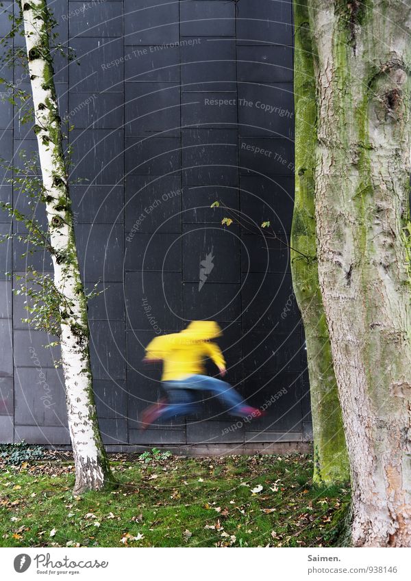 möchtegernflash Mensch maskulin Mann Erwachsene Körper 1 18-30 Jahre Jugendliche Natur Baum Wiese Mauer Wand Fassade Bewegung laufen rennen springen gelb Freude