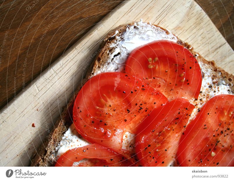 tomaten aufs brot Lebensmittel Gemüse Brot Kräuter & Gewürze Ernährung Frühstück Mittagessen Abendessen Vegetarische Ernährung Gesundheit Tisch Gastronomie Holz