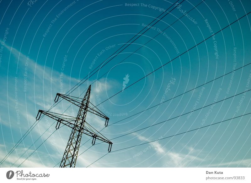 100 – Ein Drahtseilakt Elektrizität edel dünn zierlich offen Strommast aufregend Bauwerk Froschperspektive unten zentral Mitte Geometrie Industrie Leitung