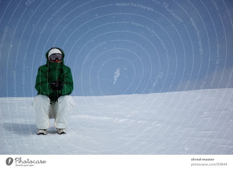 Waiting in the snow Winter kalt Einsamkeit Wintersport warten sitzen beobachten Snowboarder Schneebrille frieren 1 Pause Schneefall Schneedecke