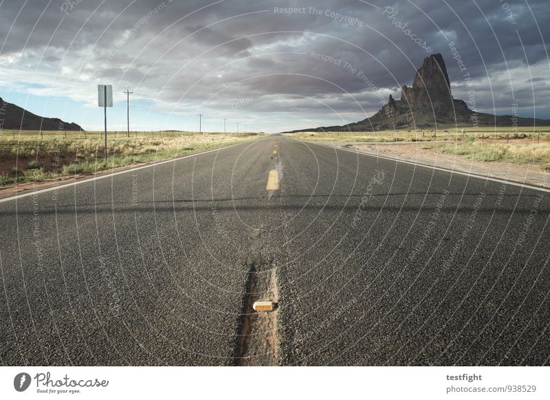 einfach mal geradeaus Umwelt Natur Landschaft Wolken Gewitterwolken Klima schlechtes Wetter Monument Valley Verkehr Autofahren Straße Linie Berge u. Gebirge